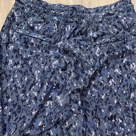 Athleta Avenue Wide Leg Crop Pants in blue camo - size 8 - Picture 5 of 14